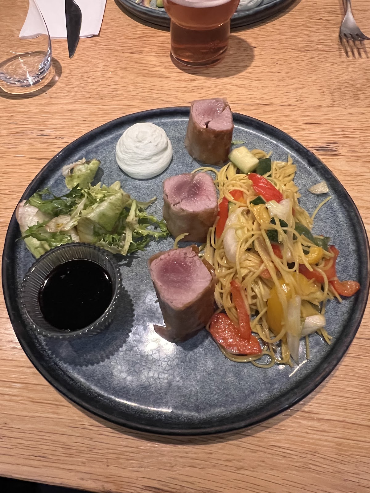 Assiette gastronomique avec viandes rouges, nouilles et sauce en restaurant